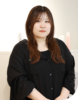 スタッフ　竹中 菜津美　正面